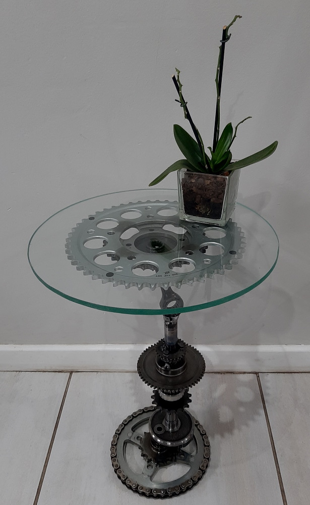 Side Table with a kink