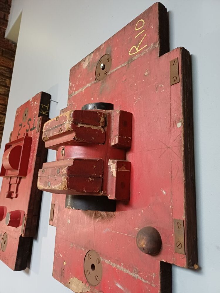 Red Industrial Pattern Mould Wall Hanging - SIMCO CA R10 - Image 4
