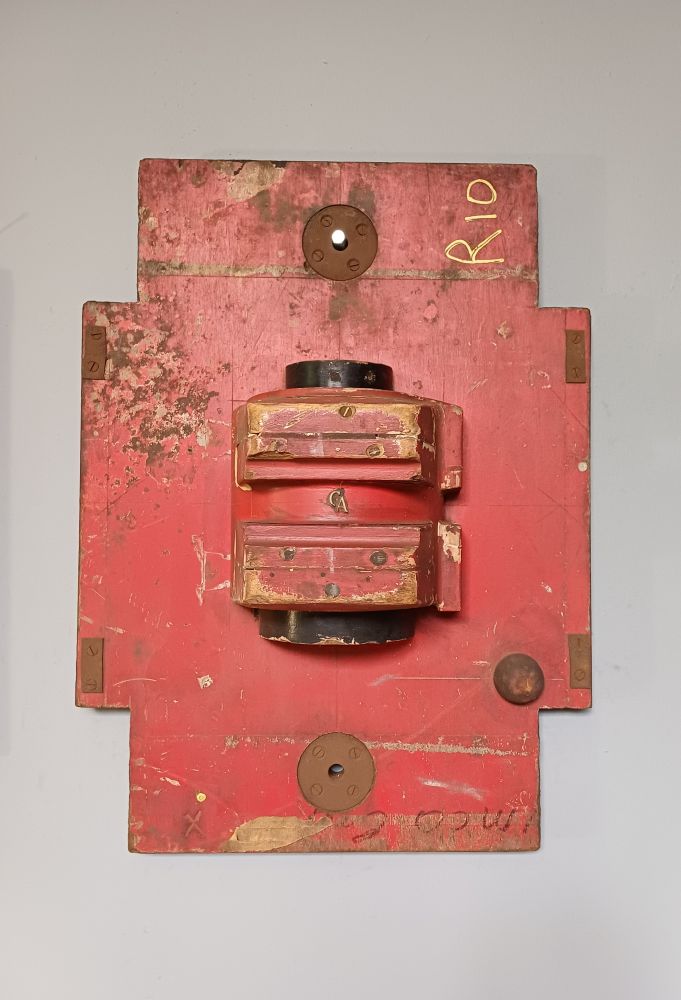 Red Industrial Pattern Mould Wall Hanging - SIMCO CA R10 - Image 3
