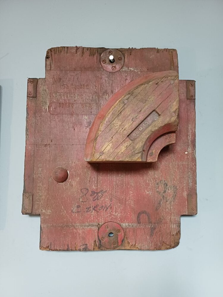 Red Industrial Pattern Mould Wall Hanging - 88 M13 C.IRON (2-B) - Image 2