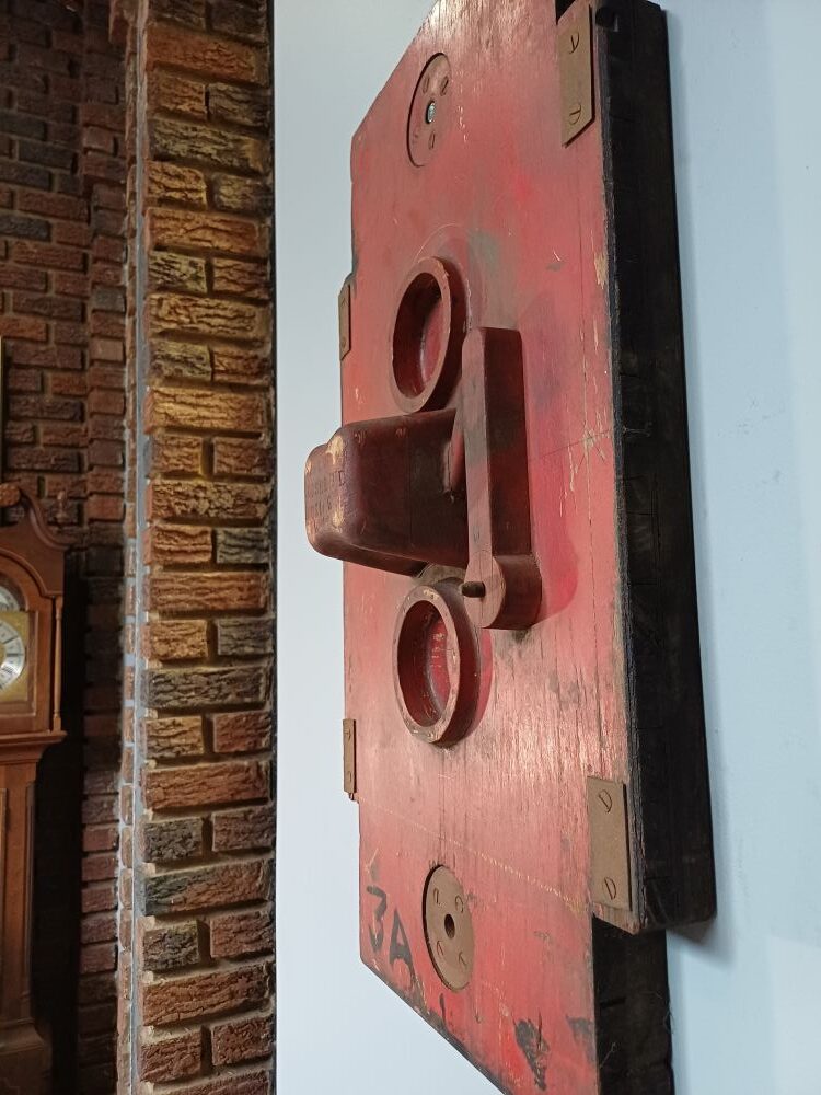 Red Industrial Pattern Mould Wall Hanging - Closed End Housing Seal 3A - Image 7