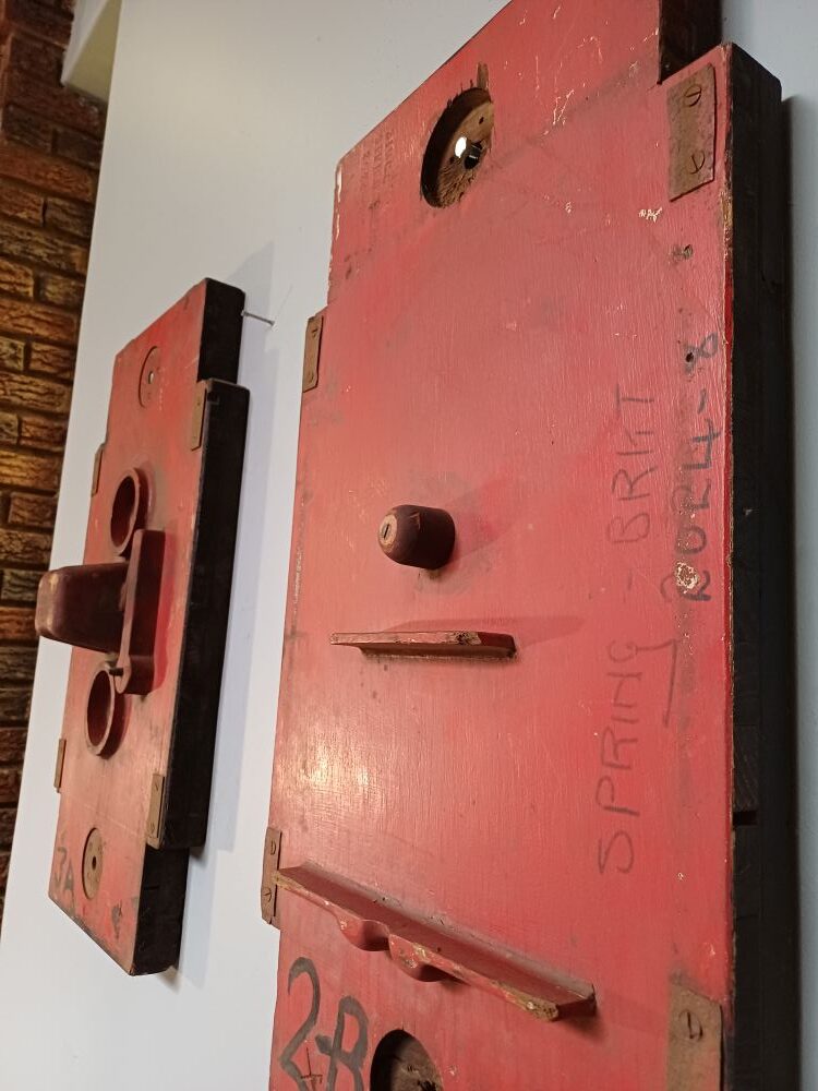 Red Industrial Pattern Mould Wall Hanging - Spring Bracket 2-B - Image 6